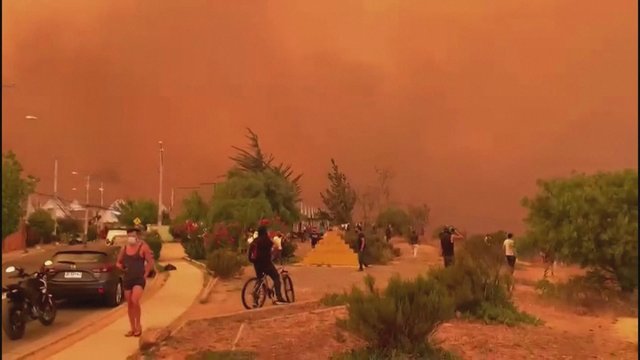 Čilėje siautėjantys gaisrai nudažė dangų ryškiai raudona spalva: evakuoti tūkstančiai gyventojų