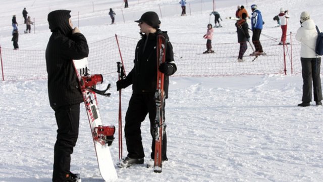 Nematyta apgultis: stipriai prisnigus – tautiečiai šluoja žiemos sporto inventorių