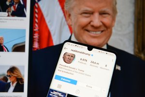 Skelbiama, kad „Facebook“ ir „Instagram“ atblokavo D. Trumpo paskyras