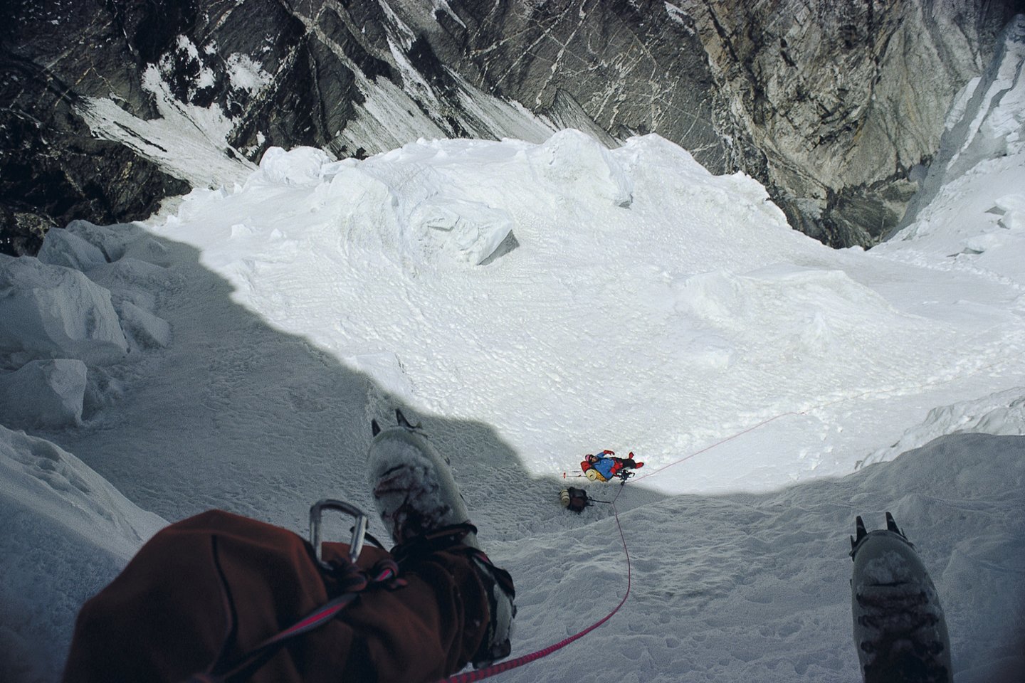 Grupė nepaliečių alpinistų šeštadienį pateko į istoriją kaip pirmoji komanda, žiemą įkopusi į Pakistane stūksančią itin sunkiai įveikiamą K2 viršukalnę.<br>SWNS/Scanpix nuotr.