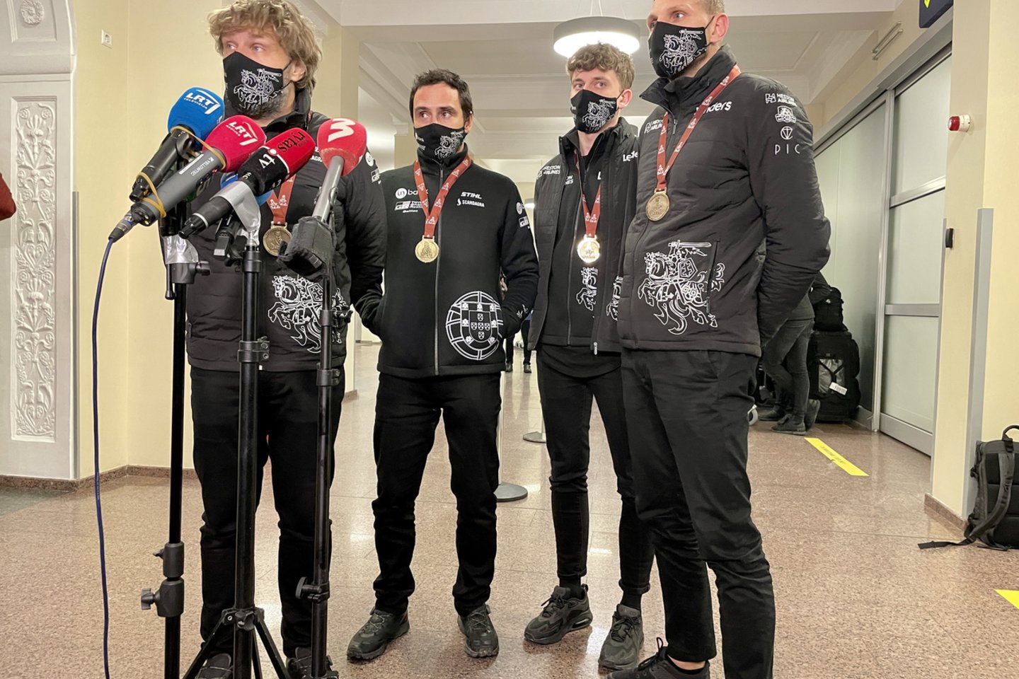 ​Vėlų šeštadienio vakarą į Vilniaus oro uostą parskrido Lietuvai Dakare atstovavę lenktynininkai.<br> V.Ščiavinsko nuotr.