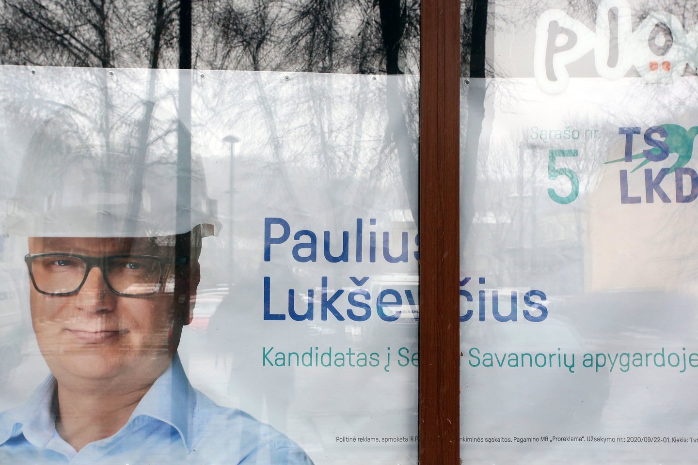 P.Lukševičius mano, kad rinkimų plakatas Laisvės alėjos vitrinoje niekam netrukdo.<br>M.Patašiaus nuotr.