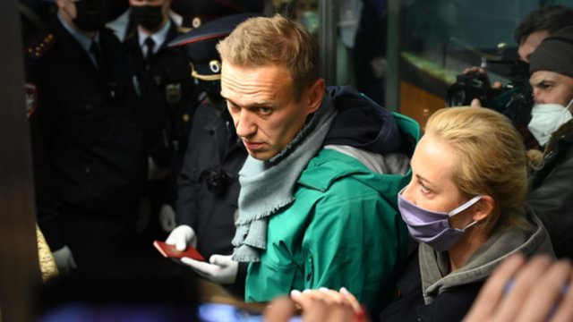 Paskutines akimirkas prieš sulaikymą A. Navalnas bučiavo žmoną: „Aš nieko nebijau“