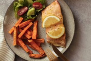 Lašiša orkaitėje su saldžiosiomis bulvėmis: pietūs vienoje skardoje