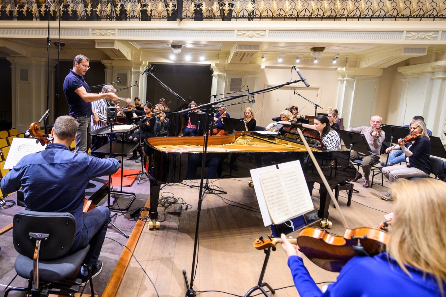 Eduardo Balsio muzikai skirtą plokštelę šį rudenį Filharmonijoje įrašė M. Pitrėno diriguojamas LNSO bei solistai – kompozitoriaus vaikaitė, pianistė Indrė Baikštytė ir smuikininkas Džeraldas Bidva.<br> D.Matvejevo nuotr.