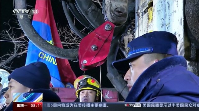 Po sprogimo Kinijos kasykloje savaitę po žeme užstrigę darbuotojai rasti gyvi: bandoma juos išvaduoti
