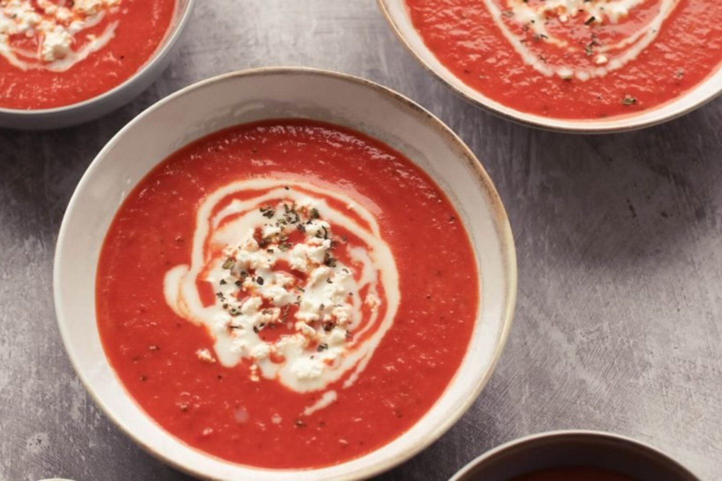  Orkaitėje keptų paprikų ir pomidorų sriuba.<br> „Skanauk su Aušra“ nuotr.