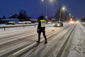 Karantinas nestabdo: užfiksavo šimtus greičio viršytojų, dviratininkas per šalčius mynė visiškai girtas