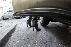 Meilės trikampis Šilutėje: savo konkurentę sekė, užblokavo automobiliu ir į darbą paleido kumščius