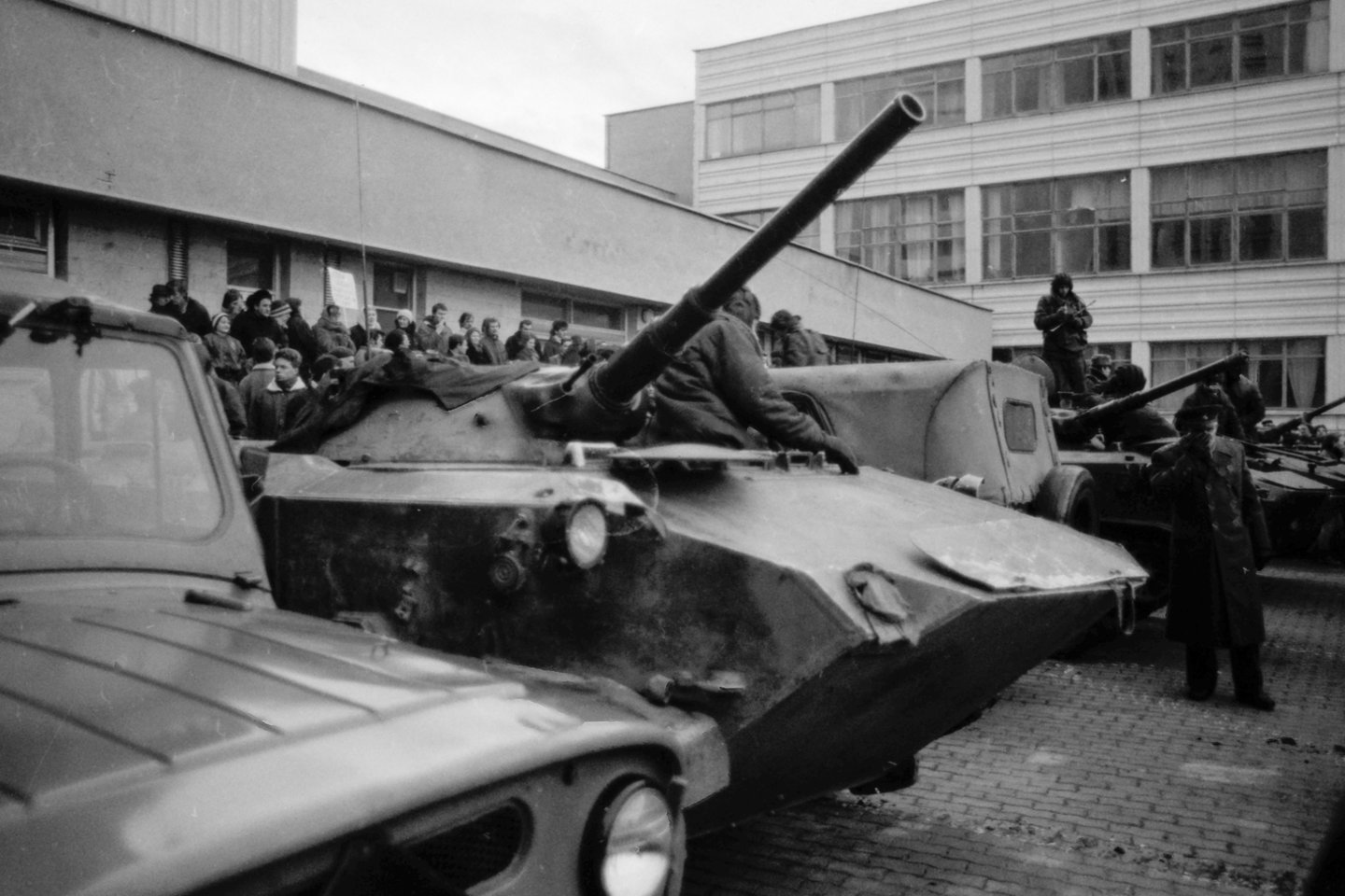 1991 m. Pskovo desantininkų divizijos kariškiai, sausio 13-osios naktį šturmavę Lietuvos objektus, paliko Lietuvą.<br>V.Ščiavinsko nuotr.