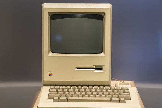 1984 m. JAV kompiuterių bendrovė „Apple Computer, Inc.“ pradėjo prekiauti pirmaisiais asmeniniais kompiuteriais „Macintosh“.<br>123rf