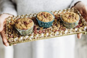 Sveiki ir gardūs pusryčių keksiukai su granola ir bananų miltais