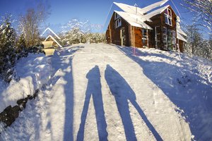Sniegas ant stogų gali virsti dideliais nuostoliais – paaiškino, kaip to išvengti