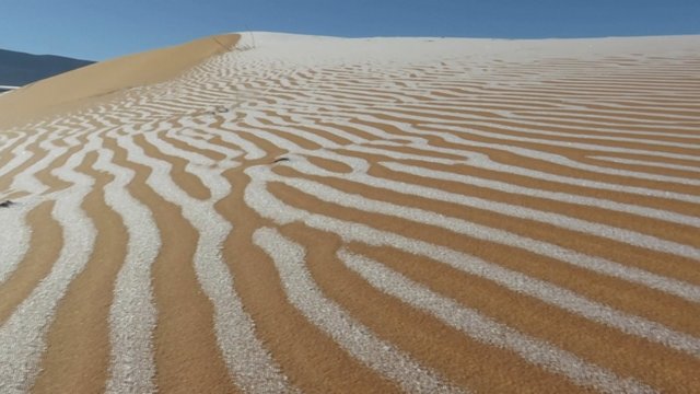 Įspūdingos gamtos išdaigos: Sacharos dykumą užklojo sniego patalai – nutinka itin retai