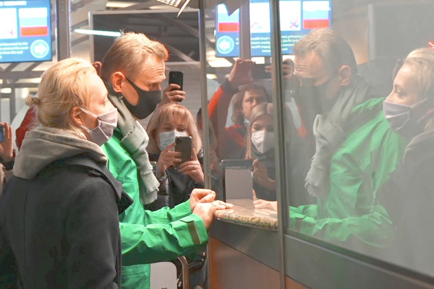 A.Navalnas buvo sulaikytas oro uoste. Jam gresia iki 3,5 metų įkalinimas.<br>AP/„Scanpix“ nuotr.