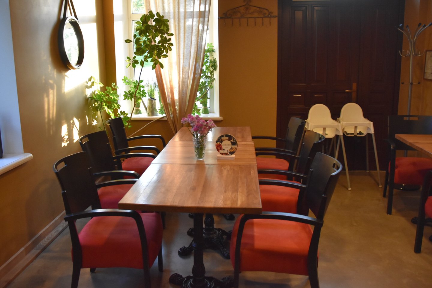 Visas šias kėdes atnaujino pati viešbučio savininkė Ainė.<br> A.Srėbalienės nuotr.