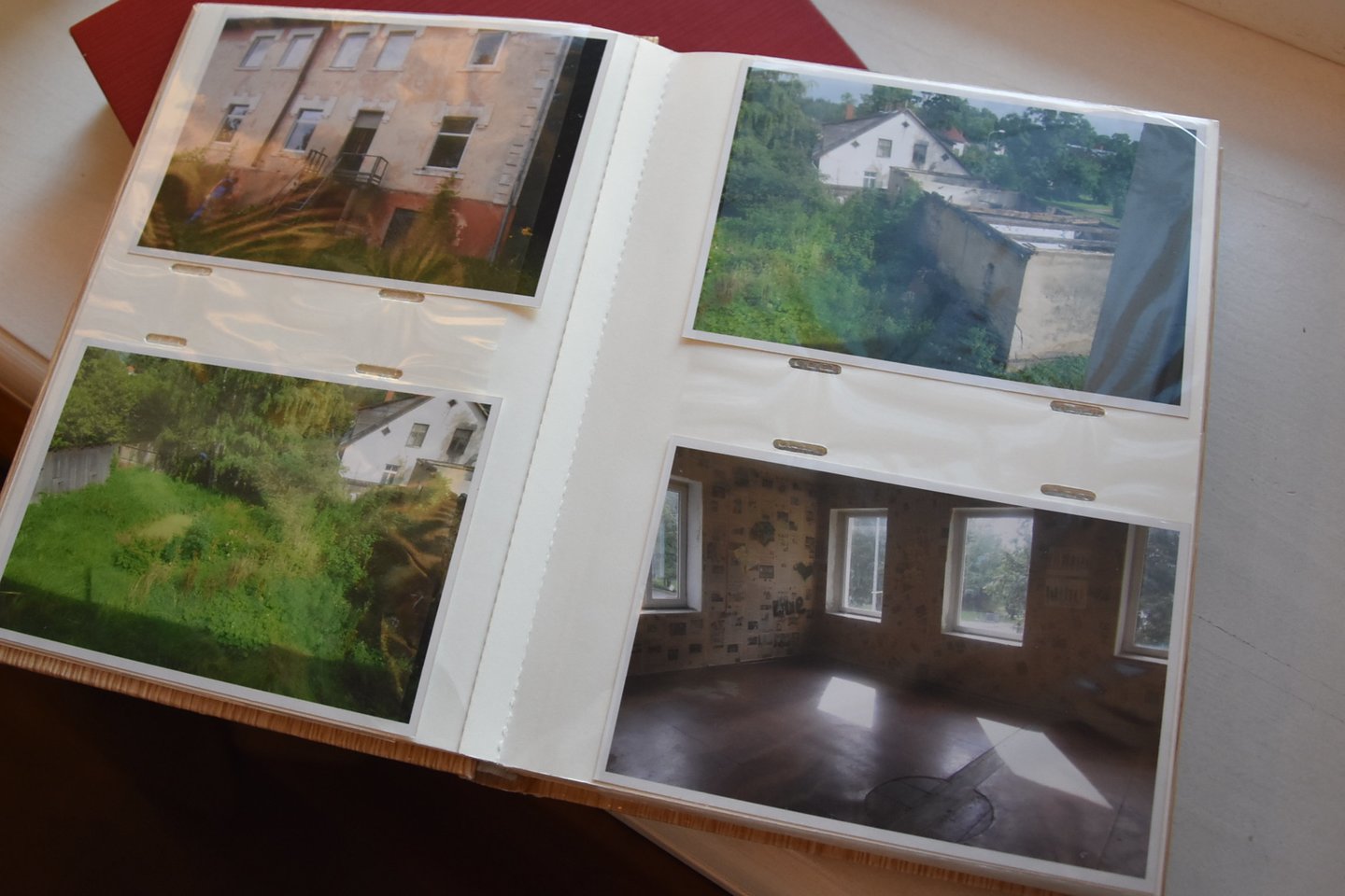 Nuotraukose – laiko ir žmonių nuniokotas pastatas.<br> A.Srėbalienės nuotr.