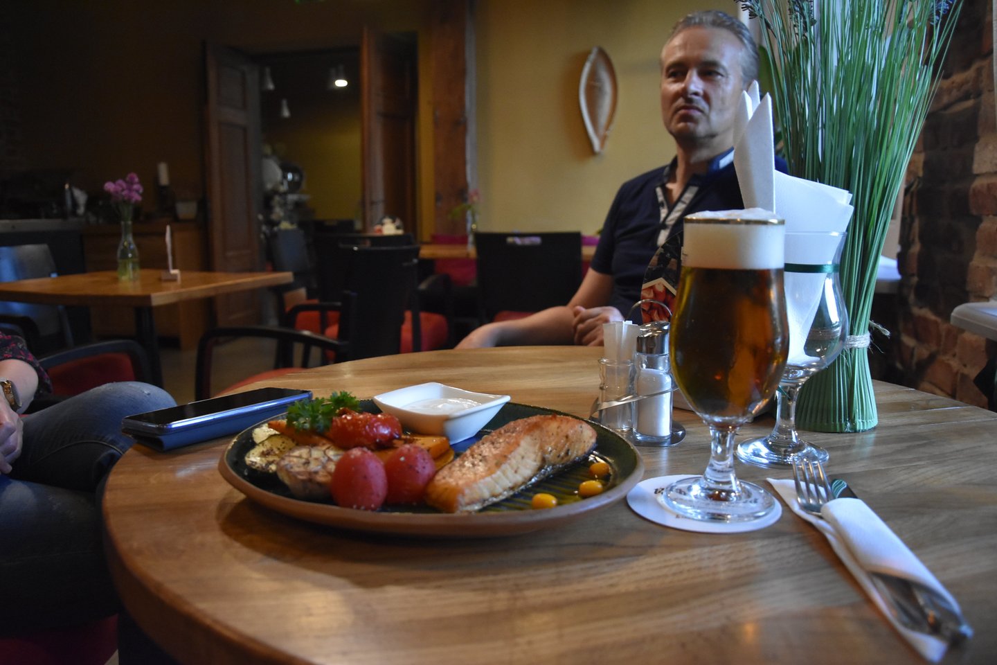 Firminis Aivaro gaminamas patiekalas – lašiša ir kepsninėje apkeptos daržovės.<br> A.Srėbalienės nuotr.