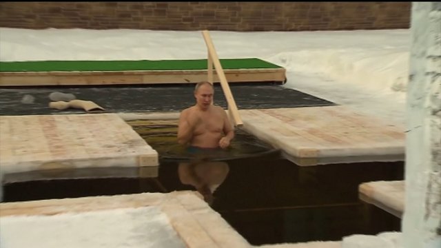 Rusijos stačiatikiai maudėsi lediniame vandenyje – prisijungė ir V. Putinas