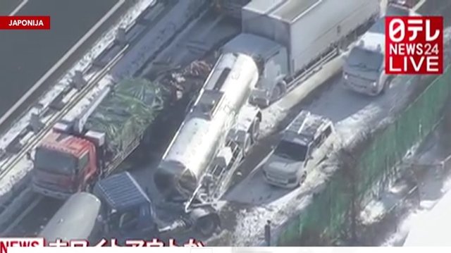 Japonijoje – milžiniško masto avarija: greitkelyje susidūrė bemaž 130 automobilių