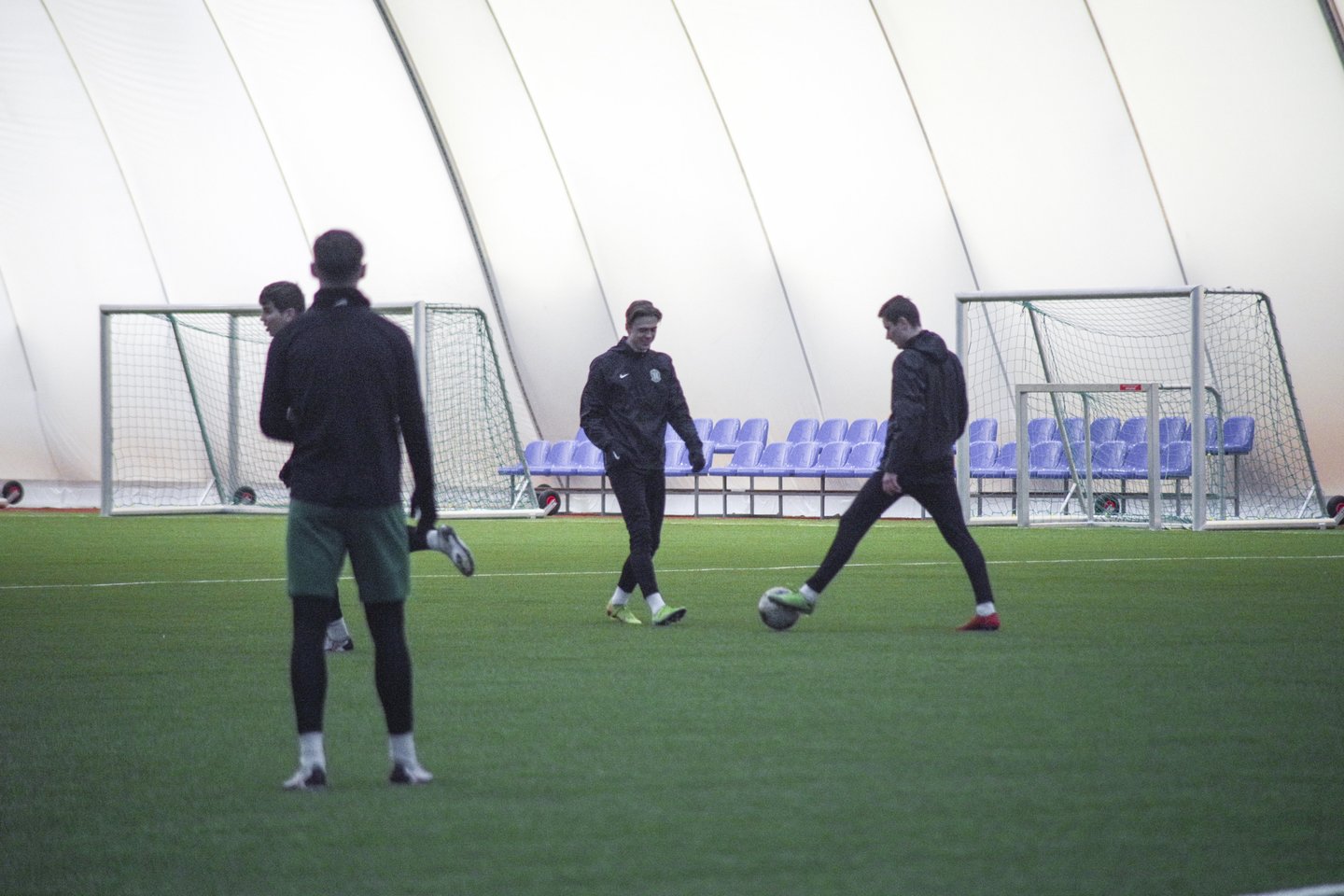 Vilniaus komanda jau nuo sekmadienio pluša treniruotėse Pilaitės manieže.<br> V.Ščiavinsko nuotr.