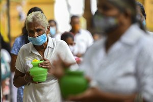 Tūkstančiai Šri Lankos gyventojų susigundė stebuklingu gėrimu neva gydančiu nuo koronaviruso