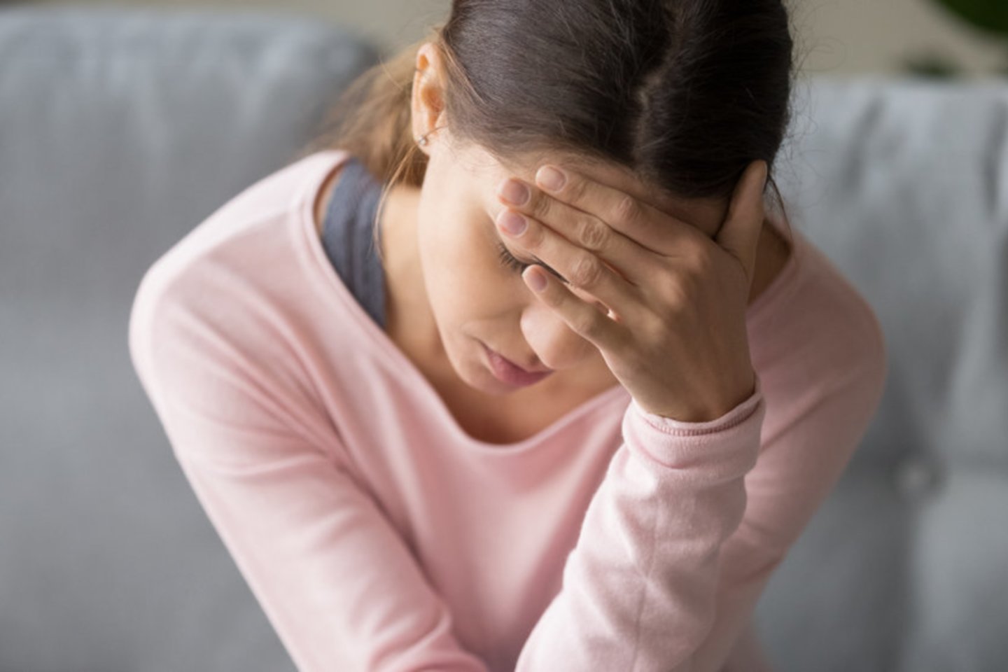 Migrena dažniausiai serga 20–50 metų žmonės, moterims liga pasireiškia 3 kartus dažniau nei vyrams.<br>Shutterstock nuotr.