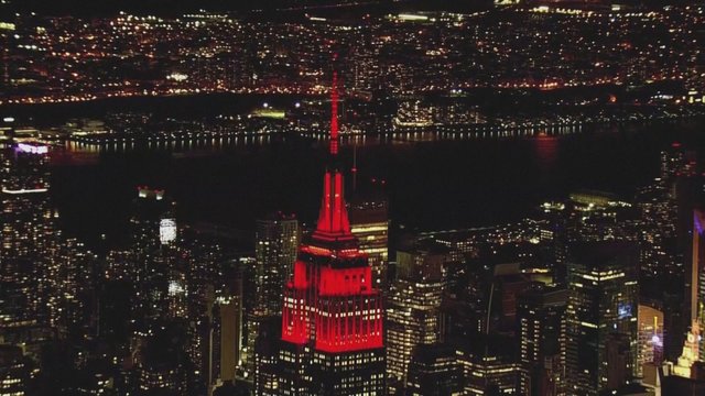 Gražiausi Niujorko pastatai nušvito raudona spalva – minimos koronaviruso aukos