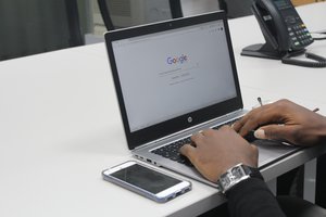 „Google“ skiria 2 milijonų eurų paramą skaitmeninei atskirčiai mažinti: kviečia pildyti paraiškas ir lietuvius