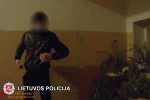 Pareigūnams priešinęsis ir užkrėsti koronavirusu grasinęs vyras atsidūrė areštinėje