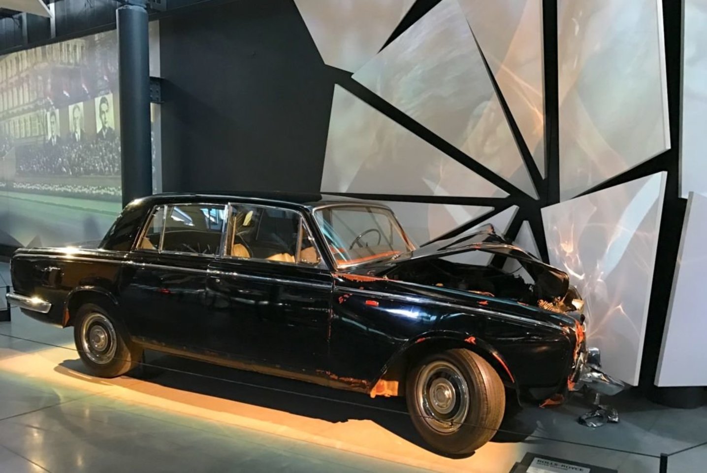 Po R.Nixono dovanoto „Lincoln“ mėgstamiausias L.Brežnevo automobilis buvo „Rolls-Royce“.<br>wikipedia