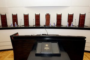 Politinė pelkė Konstituciniame Teisme – herojus klampina intrigos ir net meilės istorija