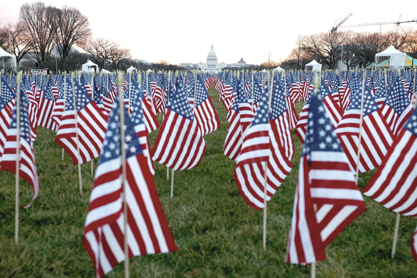 Nacionalinėje alėjoje, kur visada į JAV prezidento inauguraciją rinkdavosi minios žmonių, šiemet į žemę buvo susmaigstyta 200 tūkst. mažų JAV vėliavų.<br>AP/„Scanpix“ nuotr.