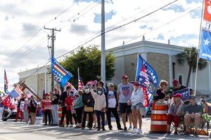 Donaldas Trumpas grįžo namo į Floridą: sulaukė netikėtų svečių