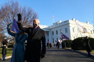 JAV prezidentas J. Bidenas užėmė D. Trumpo vietą: atvyko į Baltuosius rūmus