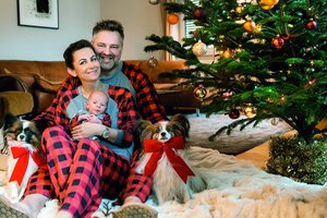 Lietuvės šeimoje naujagimio broliais tapo 2 šuniukai: vyras iškėlė 3 sąlygas, dvi iš jų jau sulaužė