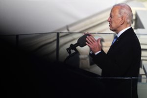 J. Bidenas pasirašė virtinę įsakų, atšaukusių D. Trumpo sprendimus