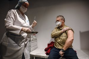 Kol nacionalinė skiepijimo programa stringa, turčiai gavo galimybę pasiskiepyti už pinigus