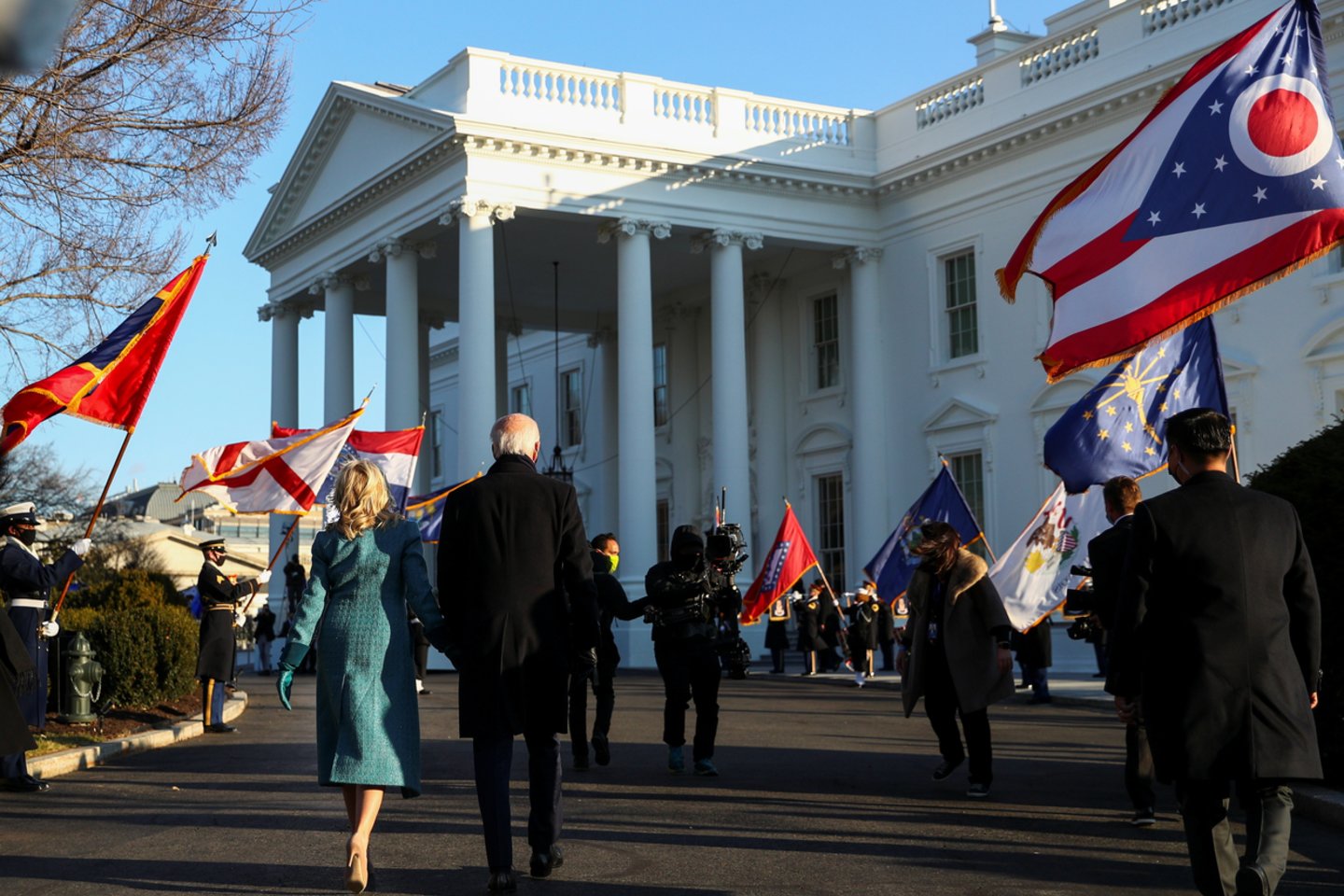 JAV prezidentas J. Bidenas užėmė D. Trumpo vietą: atvyko į Baltuosius rūmus.<br>Reuters/Scanpix nuotr.