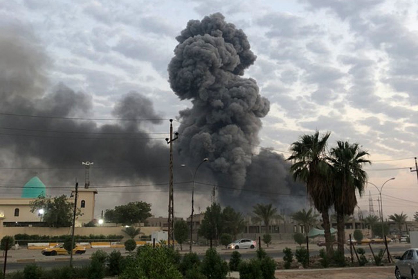  ​Bagdado centre ketvirtadienio rytą nugriaudėjus dviem sprogimams, žuvo mažiausiai šeši žmonės, dar 25 buvo sužeisti, pranešė policija.<br> AP/Scanpix nuotr.