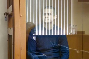 Dedovščinos neatlaikiusiam rusų šauktiniui skirta griežta laisvės atėmimo bausmė už 8 karių nužudymą