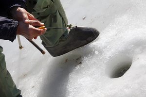 Žvejai apgulė Žaliuosius ežerus: ant ledo – net su palapinėmis