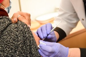 Vaistų kontrolieriai: Lietuvoje neregistruota nė vieno mirties atvejo, susijusio su skiepais nuo COVID-19