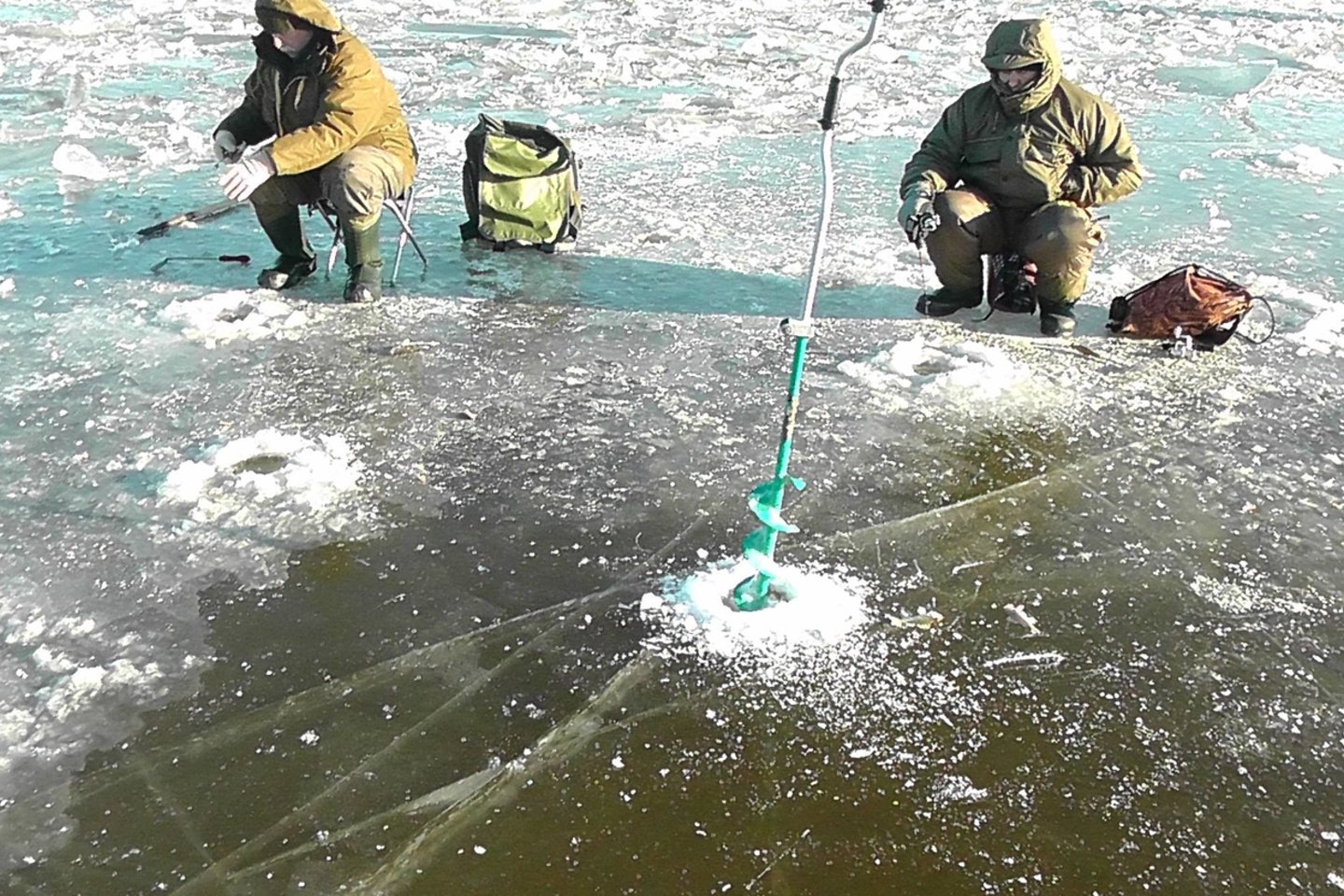  Žvejai išbandė marių ledą.<br> G.Pilaičio nuotr.