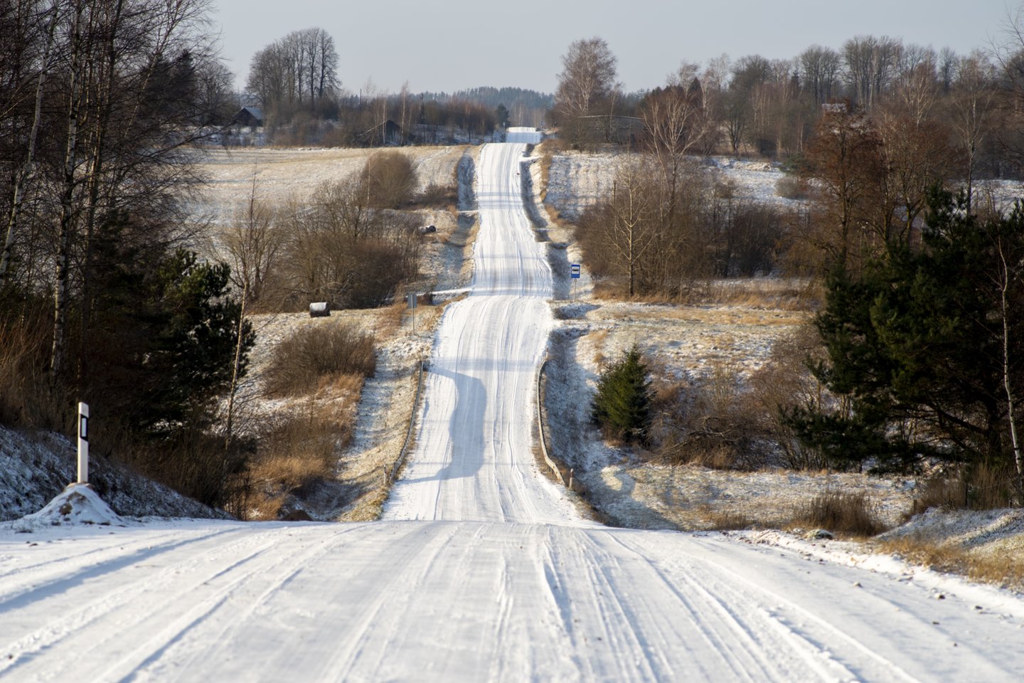 Prasidėjus žiemai, keliams pasidengus ledu, vairuotojai važiuoja žymiai lėčiau.<br>V.Ščiavinsko nuotr.