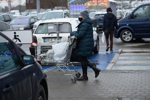 Kalba apie laipsnišką verslo atlaisvinimą: kiek atvejų turėtų būti, kad atsivertų daugiau parduotuvių ir sporto klubai