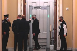 JAV: kongresmenas respublikonas mėgino įsinešti pistoletą į posėdžių salę