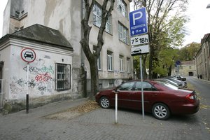 Ministerijoms pasiūlė atsisakyti rezervuotų parkavimo vietų – darbuotojai galėtų važinėti viešuoju transportu