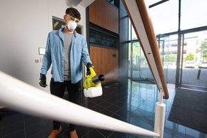 Žiemą nenaudojamą sodo techniką vilnietis pritaikė namuose: naikina pelėsį