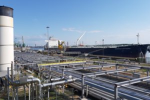 Draugai sumanė pasilinksminti – Molotovo kokteilį numetė į „Klaipėdos naftos“ terminalą